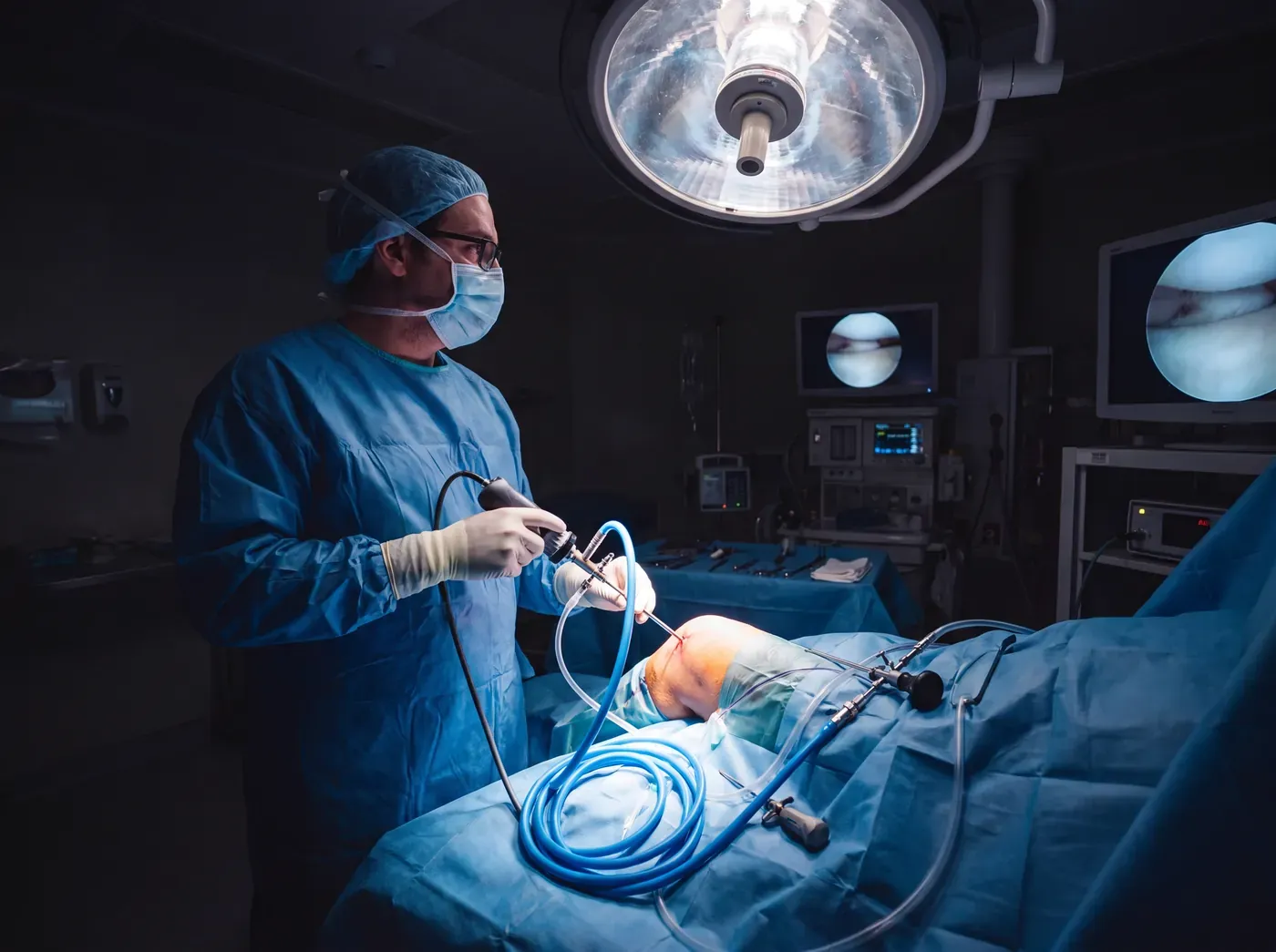 Equipo quirúrgico durante un procedimiento de artroscopía de rodilla